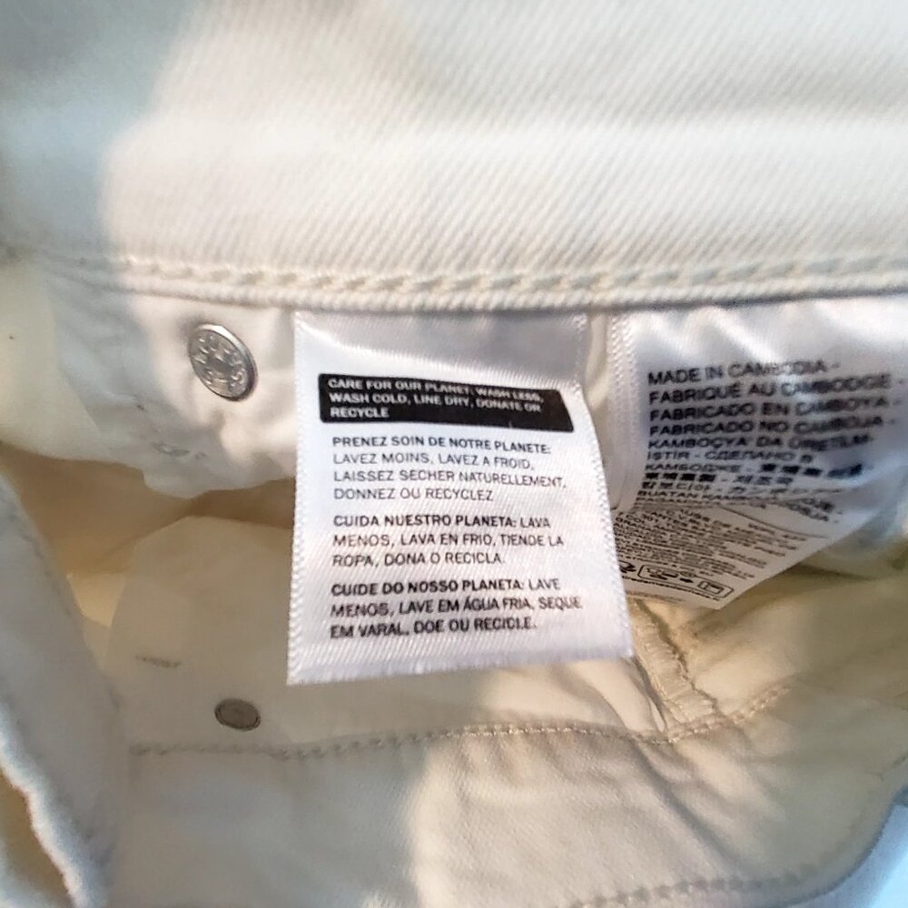 Levis Premium Ribcage Bermuda White Denim Shorts Size 25 Classic five-pocke - Picture 13 of 16
